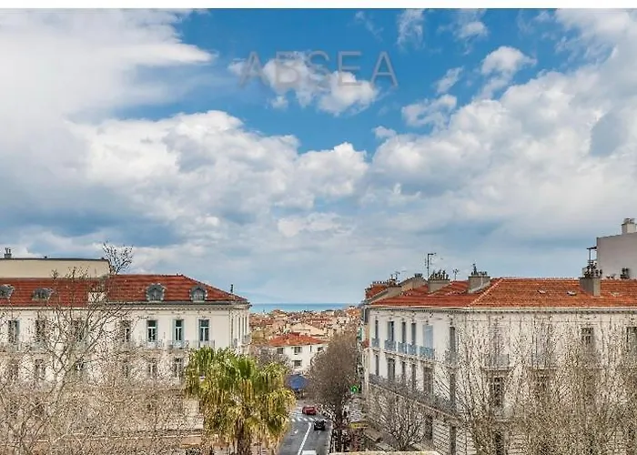 Antibes City Center Cozy Top Floor Apartment Air Conditioning 1 Bedroom דירה